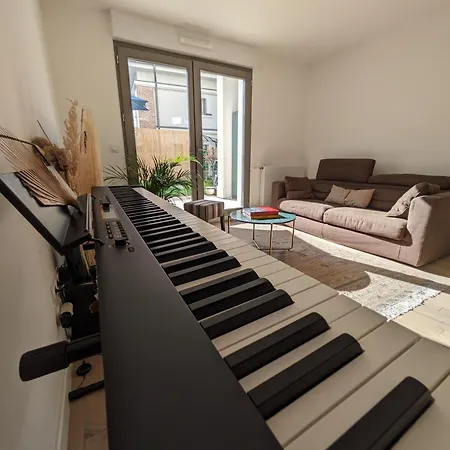 Apartment De Standing Avec Jardin Clamart