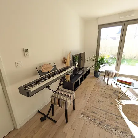 Apartment De Standing Avec Jardin Clamart