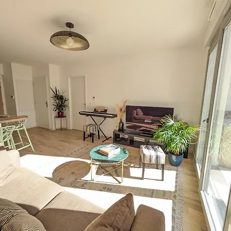 Apartment De Standing Avec Jardin Clamart